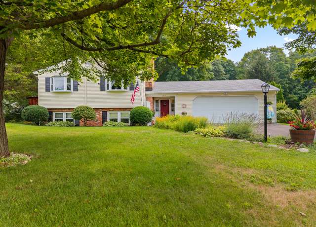Property at 8 Horseshoe Rd, Guilford, CT 06437, 3 beds, 2.5 baths