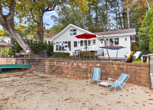 Property at 199 Pine Hollow Rd, Killingly, CT 06241, 3 beds, 1.5 baths