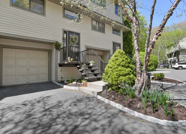 Property at 2435 Bedford St Unit 3B, Stamford, CT 06905, 2 beds, 2.5 baths