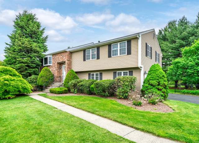 Property at 108 Cadbury Ln, South Windsor, CT 06074, 3 beds, 2.5 baths