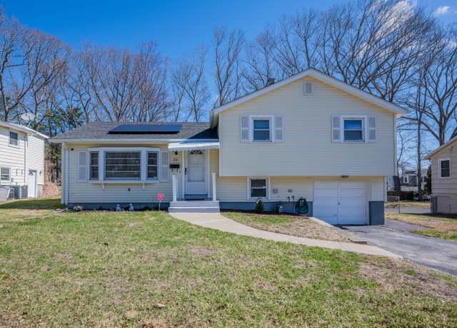 Property at 114 Parklawn Dr, Waterbury, CT 06708, 2 beds, 1 bath