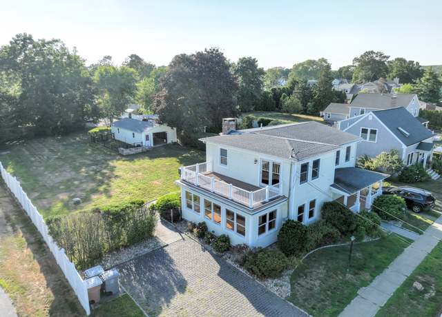 Property at 20 Smith Ave, East Lyme, CT 06357, 4 beds, 3 baths