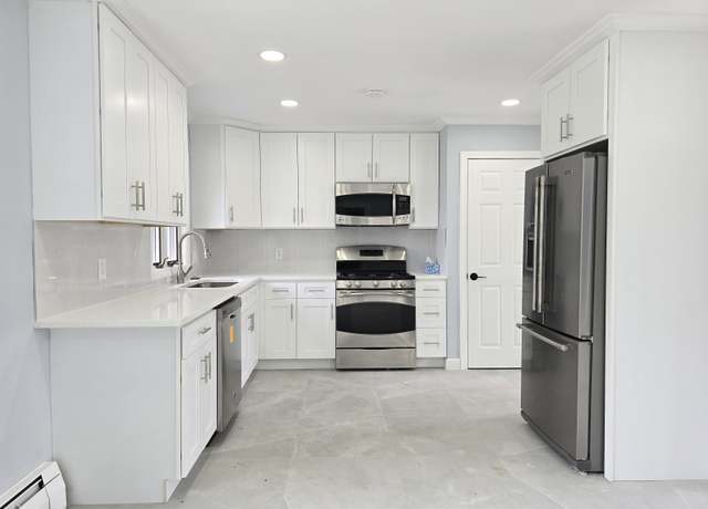 Property at 206 Bridgeview Pl, Stratford, CT 06614, 4 beds, 1.5 baths