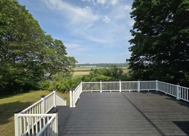 Property at 206 Bridgeview Pl, Stratford, CT 06614, 4 beds, 1.5 baths