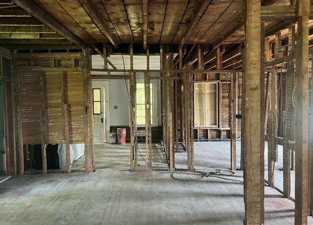 Property at 993 E Main St, Waterbury, CT 06705, 6 beds, 2 baths