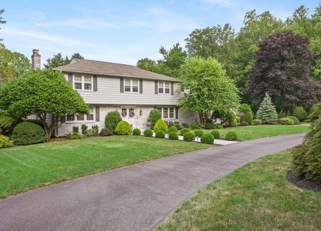 Property at 51 Forest Glen Dr, Woodbridge, CT 06525, 4 beds, 3.5 baths
