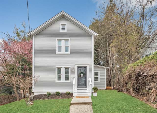 Property at 132 Pequot Ave, Fairfield, CT 06890, 2 beds, 1.5 baths