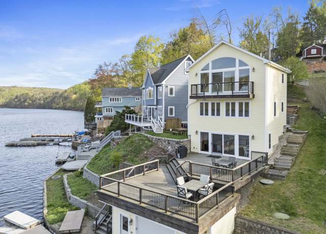 Property at 27 Bankside Trl, Newtown, CT 06482, 2 beds, 2.5 baths