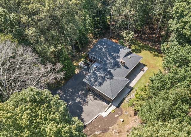 Property at 83 Buck Hill Rd, Easton, CT 06612, 3 beds, 2.5 baths