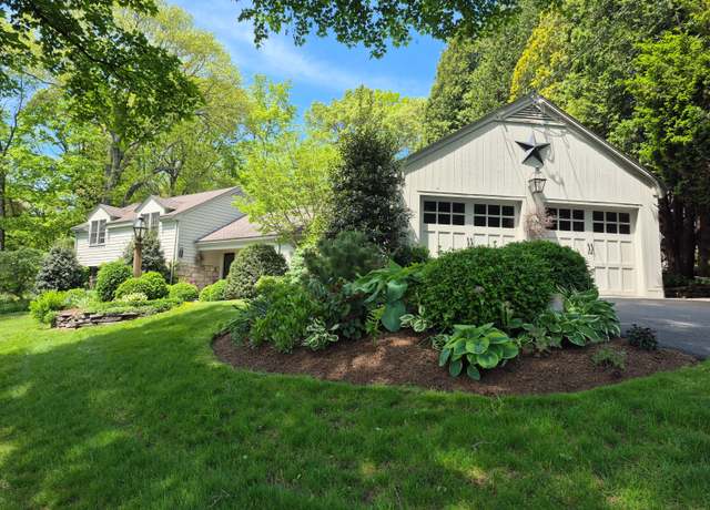 Property at 2 Ridgewood Dr, Danbury, CT 06811, 4 beds, 2.5 baths