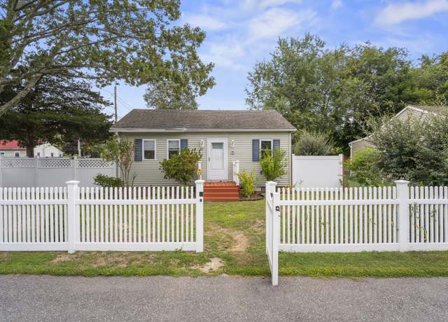 Property at 75 Midway Oval, Groton, CT 06340, 3 beds, 1 bath