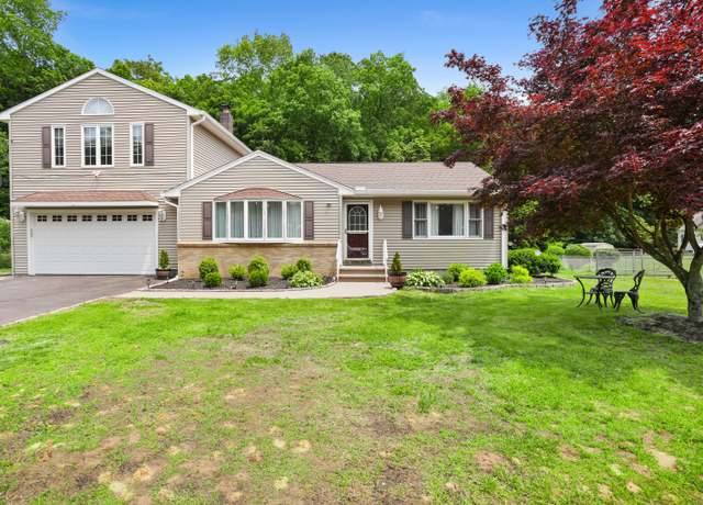Property at 8 Palmer Ln, Oxford, CT 06478, 3 beds, 2 baths