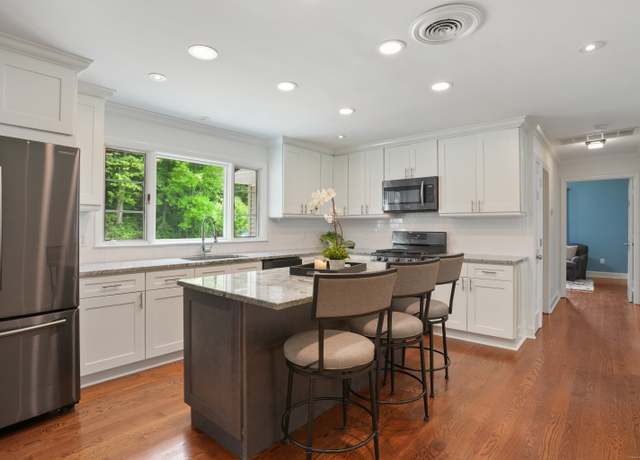 Property at 8 Palmer Ln, Oxford, CT 06478, 3 beds, 2 baths