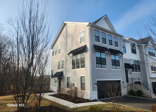 Property at 5 Brentwood Cir #5, Danbury, CT 06810, 4 beds, 3.5 baths