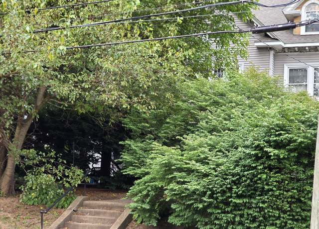 Property at 8 Lexington Rd, West Hartford, CT 06119, 7 beds, 3.5 baths