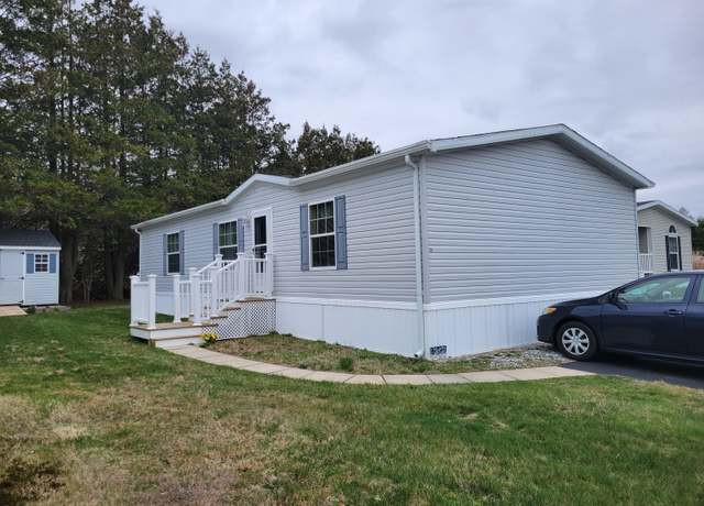 Property at 15 Circle Dr, Stonington, CT 06378, 3 beds, 2 baths