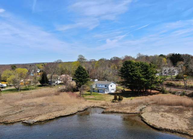 Property at 14 Gada Rd, East Lyme, CT 06357, 4 beds, 2.5 baths