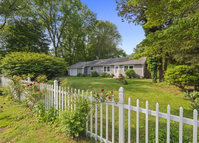Property at 4 Hillside Rd, Old Lyme, CT 06371, 3 beds, 1.5 baths