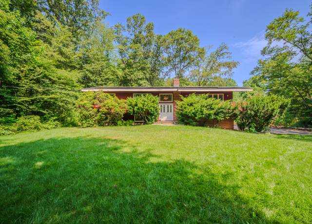 Property at 4 Northrop Rd, Woodbridge, CT 06525, 3 beds, 2.5 baths