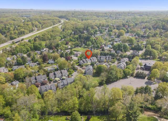 Property at 107 Paugusett Cir #107, Trumbull, CT 06611, 2 beds, 2.5 baths