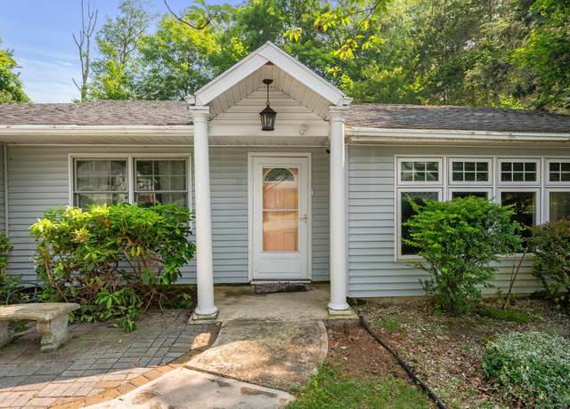 Property at 28 Tanglewood Dr, Hamden, CT 06518, 3 beds, 2 baths