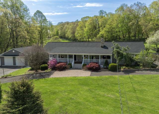 Property at 41 Castle Meadow Rd, Newtown, CT 06470, 4 beds, 3.5 baths