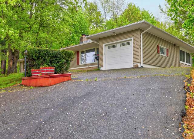Property at 322 Lydale Pl, Meriden, CT 06450, 3 beds, 1.5 baths