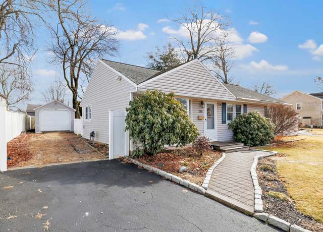 Property at 376 Folino Dr, Bridgeport, CT 06606, 3 beds, 1 bath