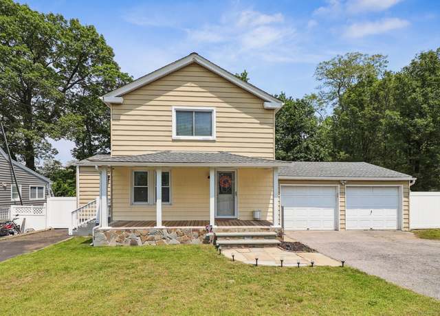 Property at 98 Herald Ave, Bridgeport, CT 06606, 3 beds, 1.5 baths