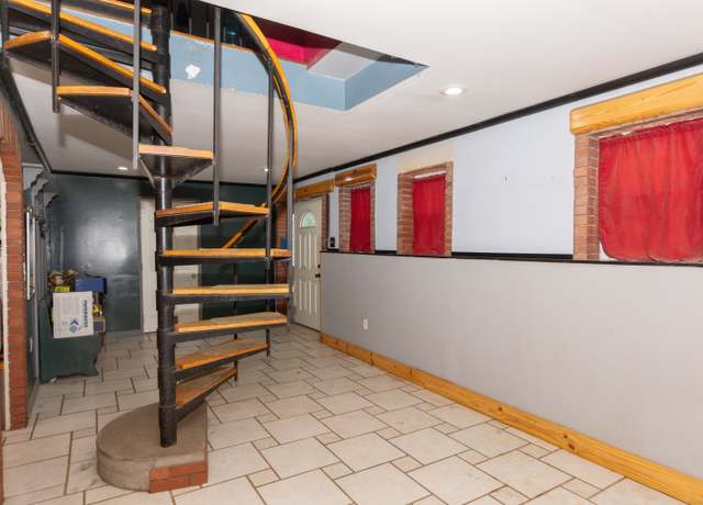 Property at 32 Hammond Ave, Norwich, CT 06360, 3 beds, 2 baths