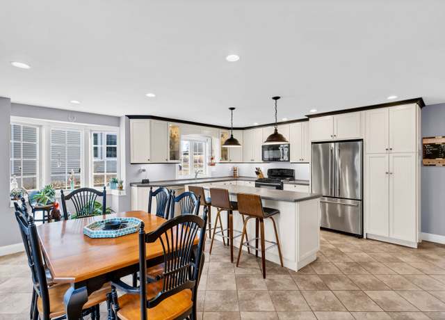 Property at 106 Chesterfield Rd, East Lyme, CT 06333, 3 beds, 2 baths