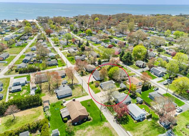 Property at 23 Columbus Ave, Old Lyme, CT 06371, 3 beds, 1 bath