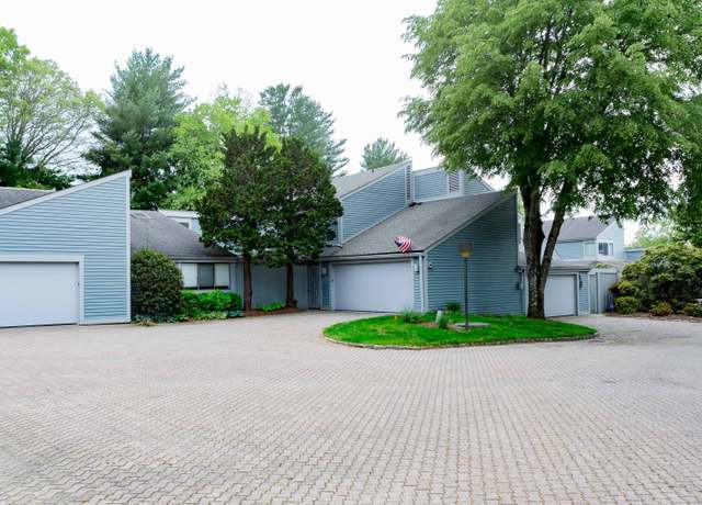 Property at 504 Harvest Cmns #504, Westport, CT 06880, 2 beds, 2.5 baths