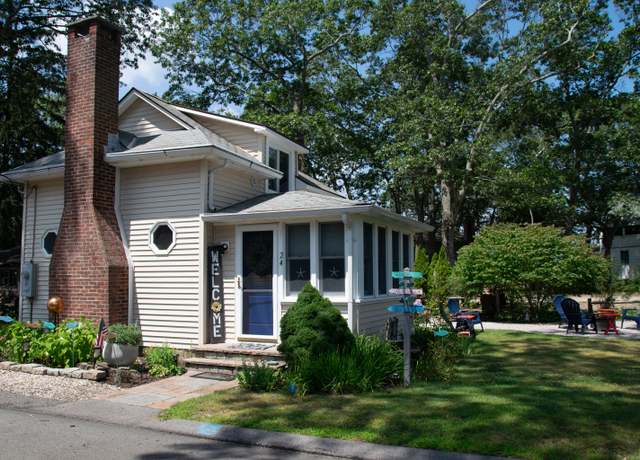 Property at 24 Town Rd, East Lyme, CT 06357, 2 beds, 1 bath