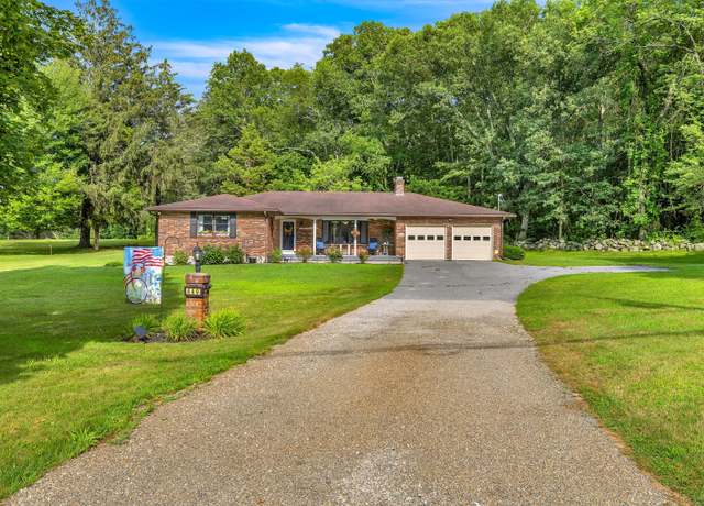 Property at 449 Mohegan Avenue Pkwy, Waterford, CT 06375, 3 beds, 1.5 baths