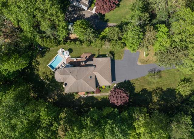 Property at 3 Inwood Ln, Woodbury, CT 06798, 4 beds, 4 baths