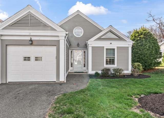 Property at 11 Saint George Pl #11, Newtown, CT 06482, 2 beds, 2 baths