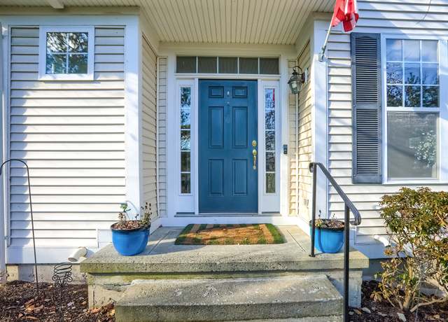 Property at 28 Crestview Ln #28, Danbury, CT 06810, 3 beds, 3.5 baths