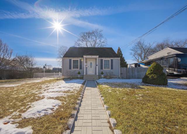 Property at 127 Vista Dr, East Haven, CT 06512, 2 beds, 1 bath