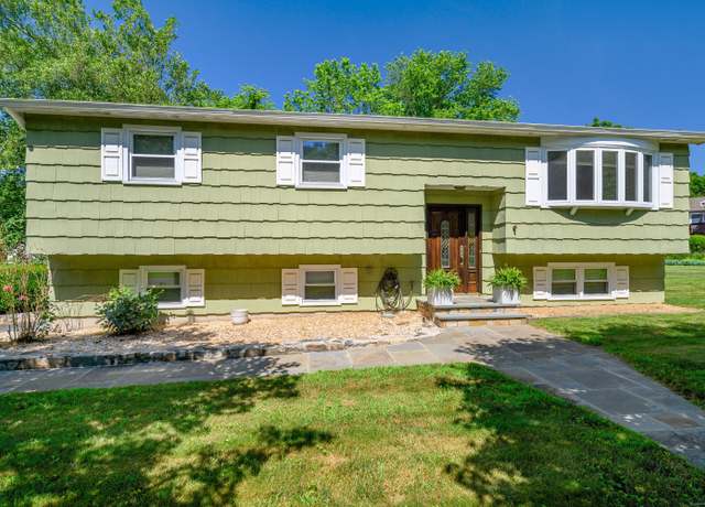 Property at 8 Del View Dr, Danbury, CT 06811, 3 beds, 1.5 baths