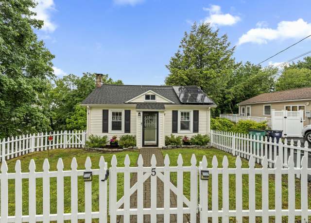 Property at 5 Glenville Rd, New Fairfield, CT 06812, 2 beds, 1 bath