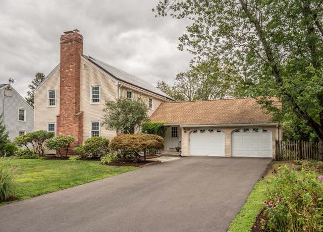 Property at 52 Sunrise Hill Dr, West Hartford, CT 06107, 5 beds, 3.5 baths