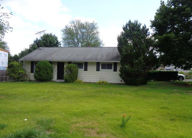 Property at 12 Hawthorne Dr, Norwalk, CT 06851, 3 beds, 1.5 baths