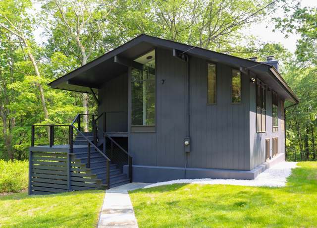 Property at 7 Hillcrest Ln, Weston, CT 06883, 2 beds, 1.5 baths