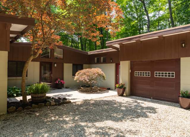 Property at 120 Highwoods Dr, Guilford, CT 06437, 4 beds, 2 baths