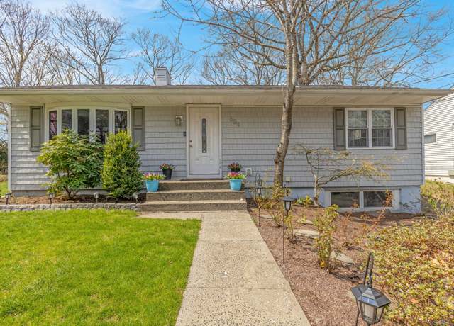 Property at 654 Bradley St, East Haven, CT 06512, 3 beds, 1.5 baths