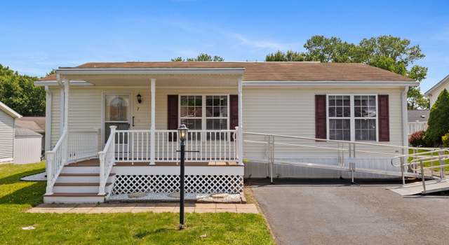 Photo of 7 Rose Ct, East Windsor, CT 06088