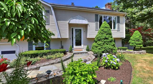 Photo of 16 Stratton Ct, Hamden, CT 06514
