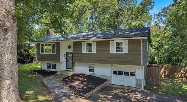 Photo of 8 Oakwood Dr, Gales Ferry, CT 06335