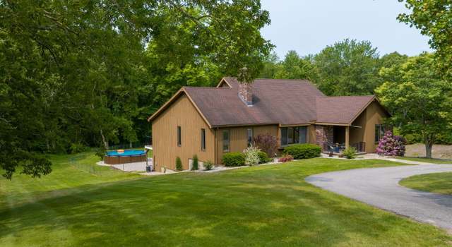 Photo of 64 Attawanhood Trl, Hebron, CT 06231